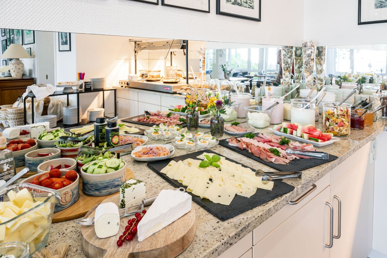 Reichhaltiges Frühstücksbuffet im Inselhotel Rügen mit vielfältiger Auswahl