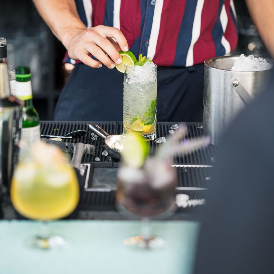 Cocktails an der Gartenbar The Edge im Inselhotel Rügen in Göhren